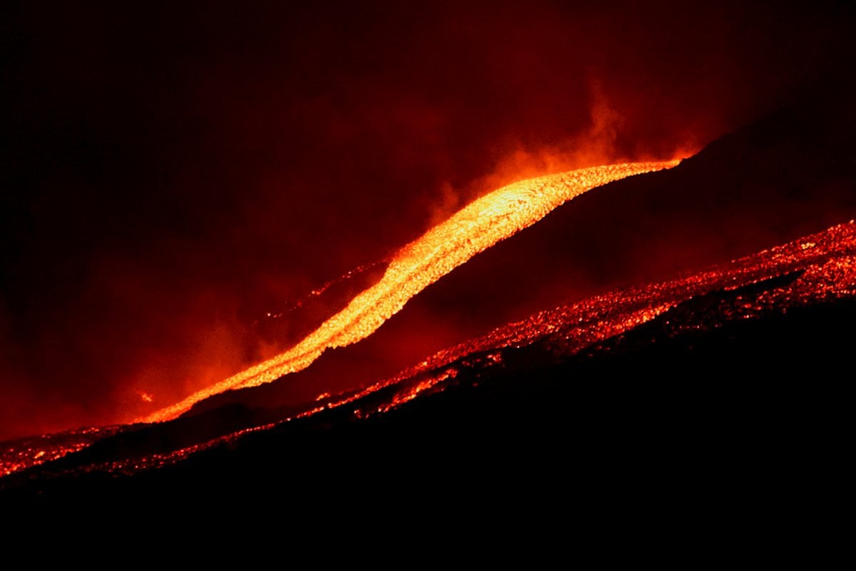 Etna Yanardağı, yeniden lav püskürttü #1