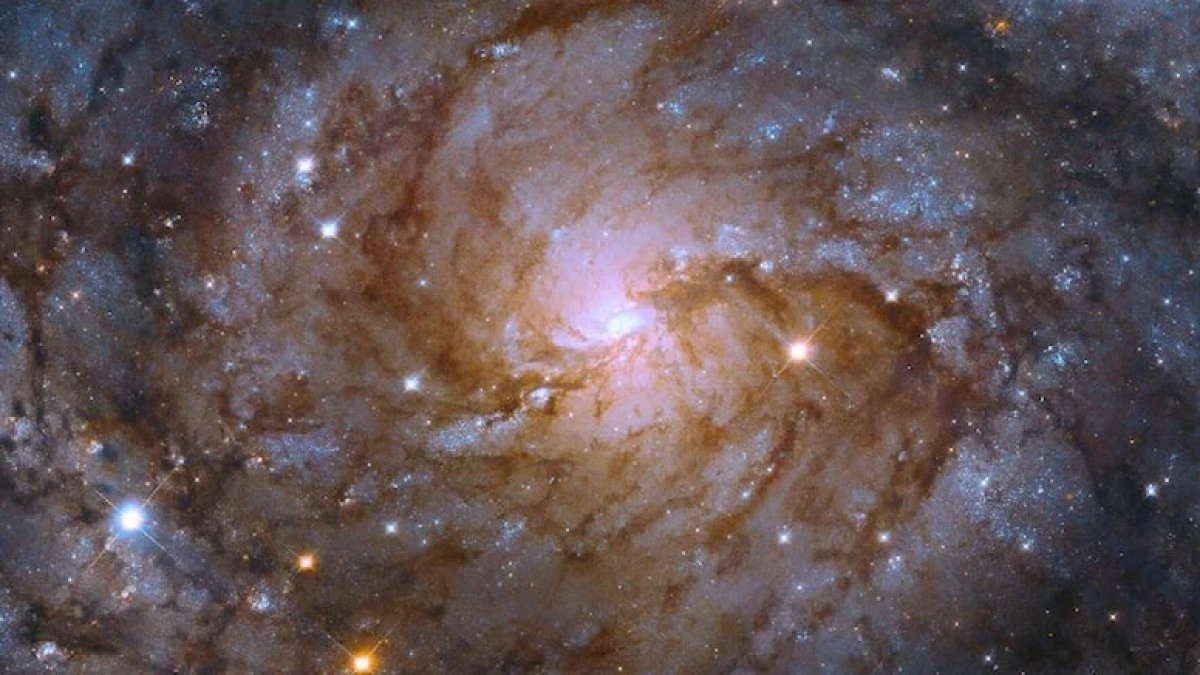Hubble, gizlenmiş bir galaksiyi görüntüledi