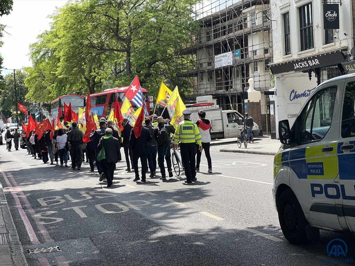 Londra da PKK yandaşları sokağa çıktı: Polis eşlik etti #4