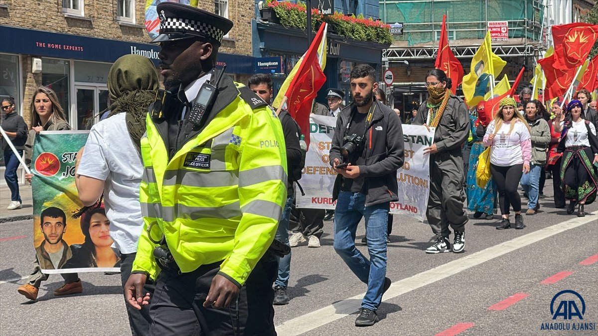 Londra da PKK yandaşları sokağa çıktı: Polis eşlik etti #3