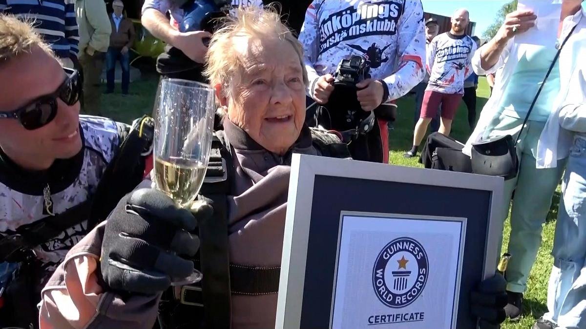 103 yaşındaki İsveçli kadın, paraşütle atlayarak rekor kırdı #2