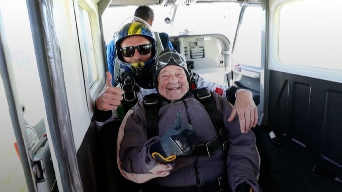 103 yaşındaki İsveçli kadın, paraşütle atlayarak rekor kırdı #1