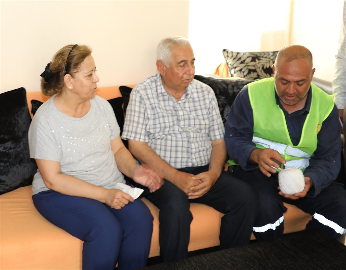 Adana da belediye işçisi bulduğu altınları sahibine teslim etti #1