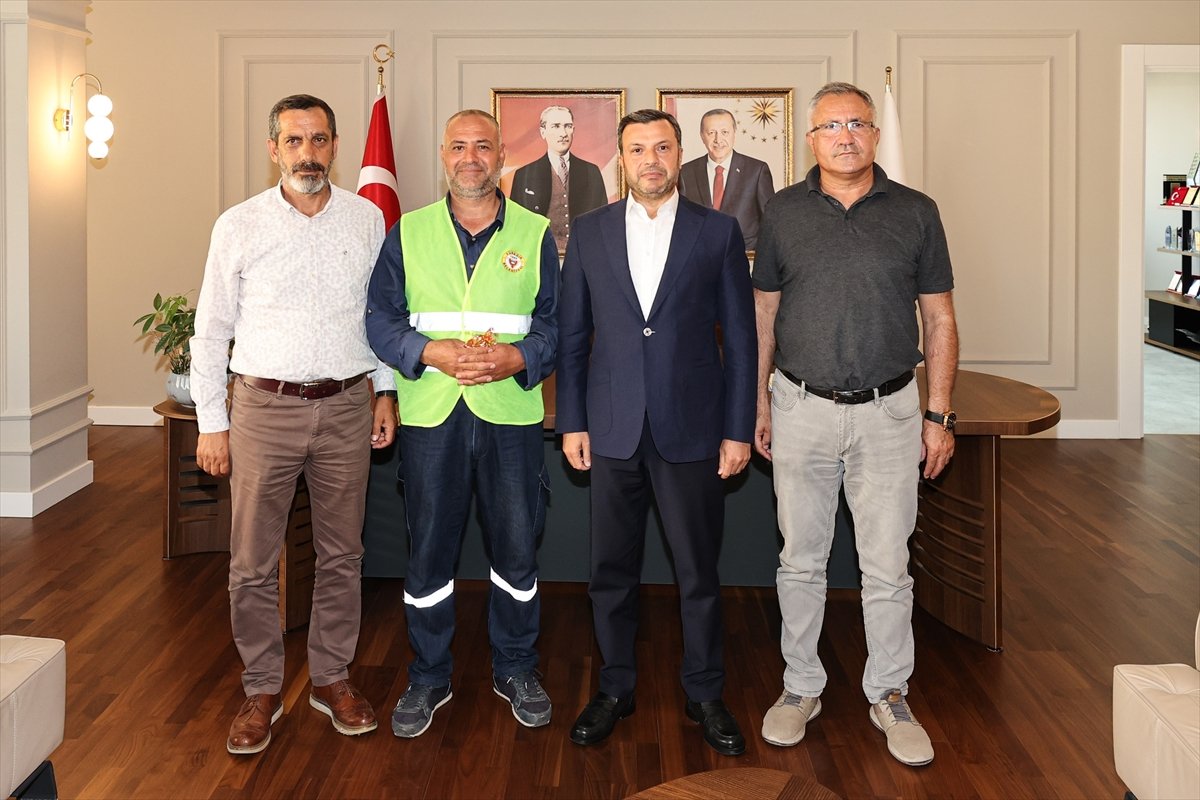 Adana da belediye işçisi bulduğu altınları sahibine teslim etti #3