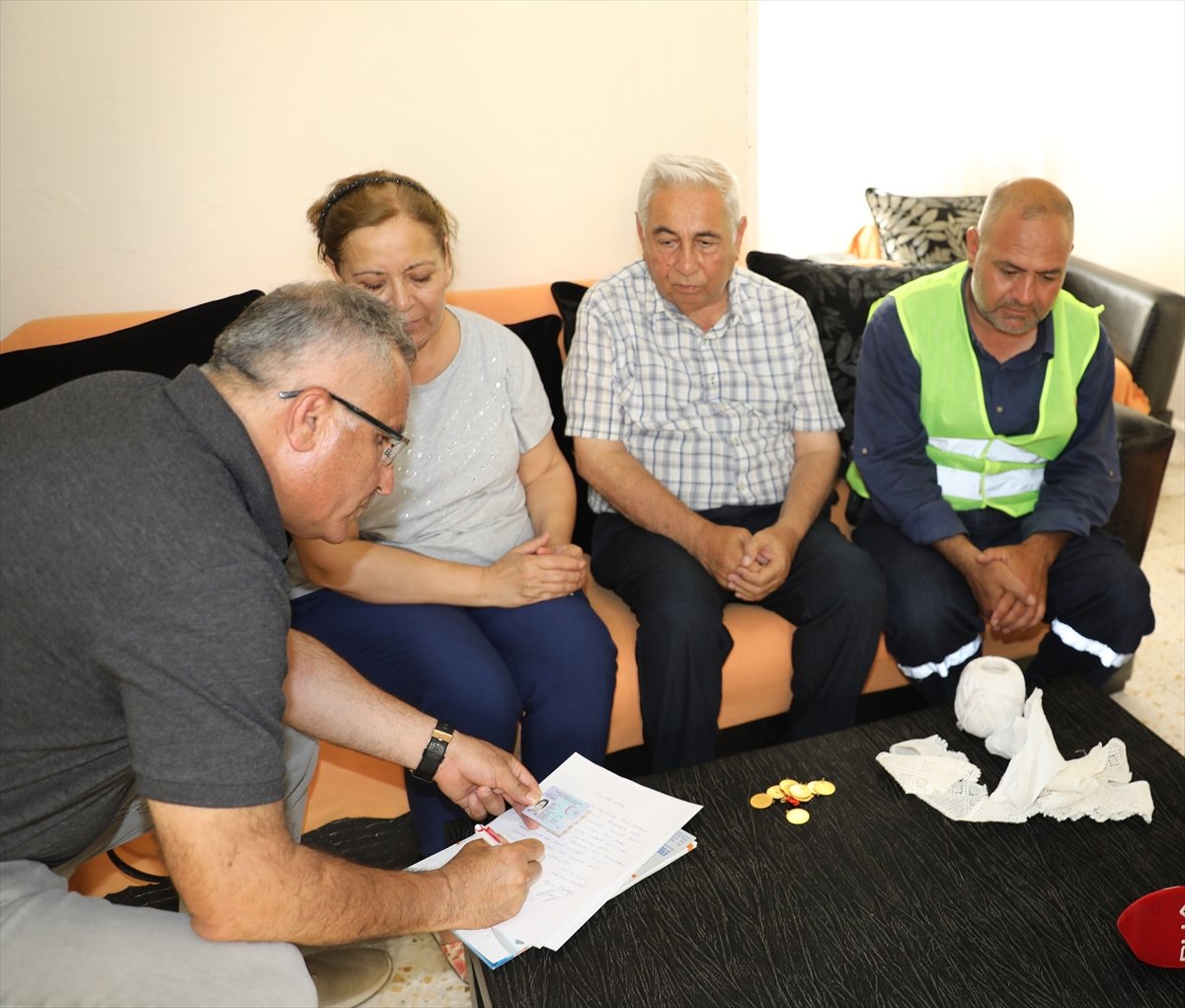 Adana da belediye işçisi bulduğu altınları sahibine teslim etti #2