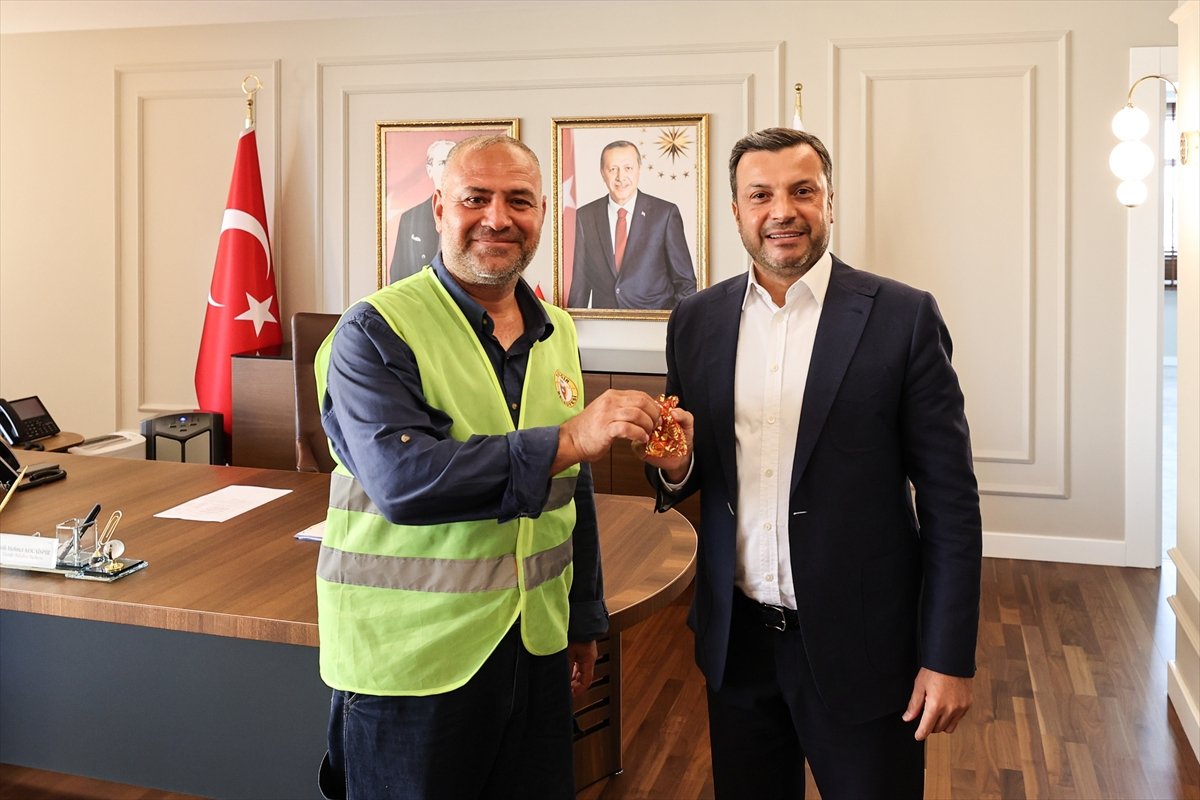 Adana da belediye işçisi bulduğu altınları sahibine teslim etti #4