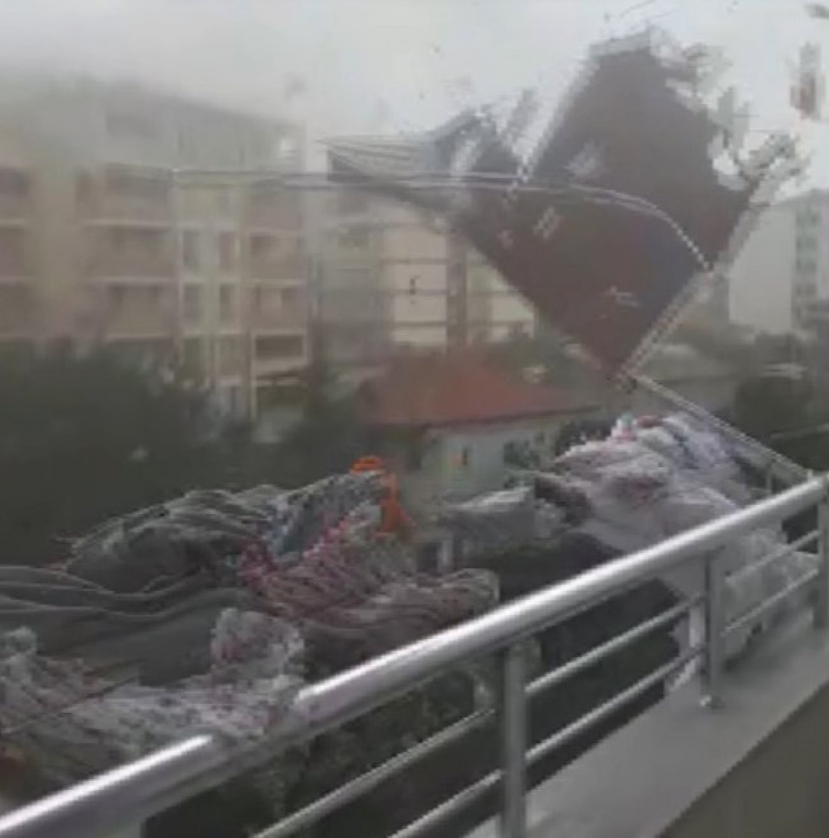 Kahramanmaraş ta şiddetli rüzgar bir binanın çatısını uçurdu #1