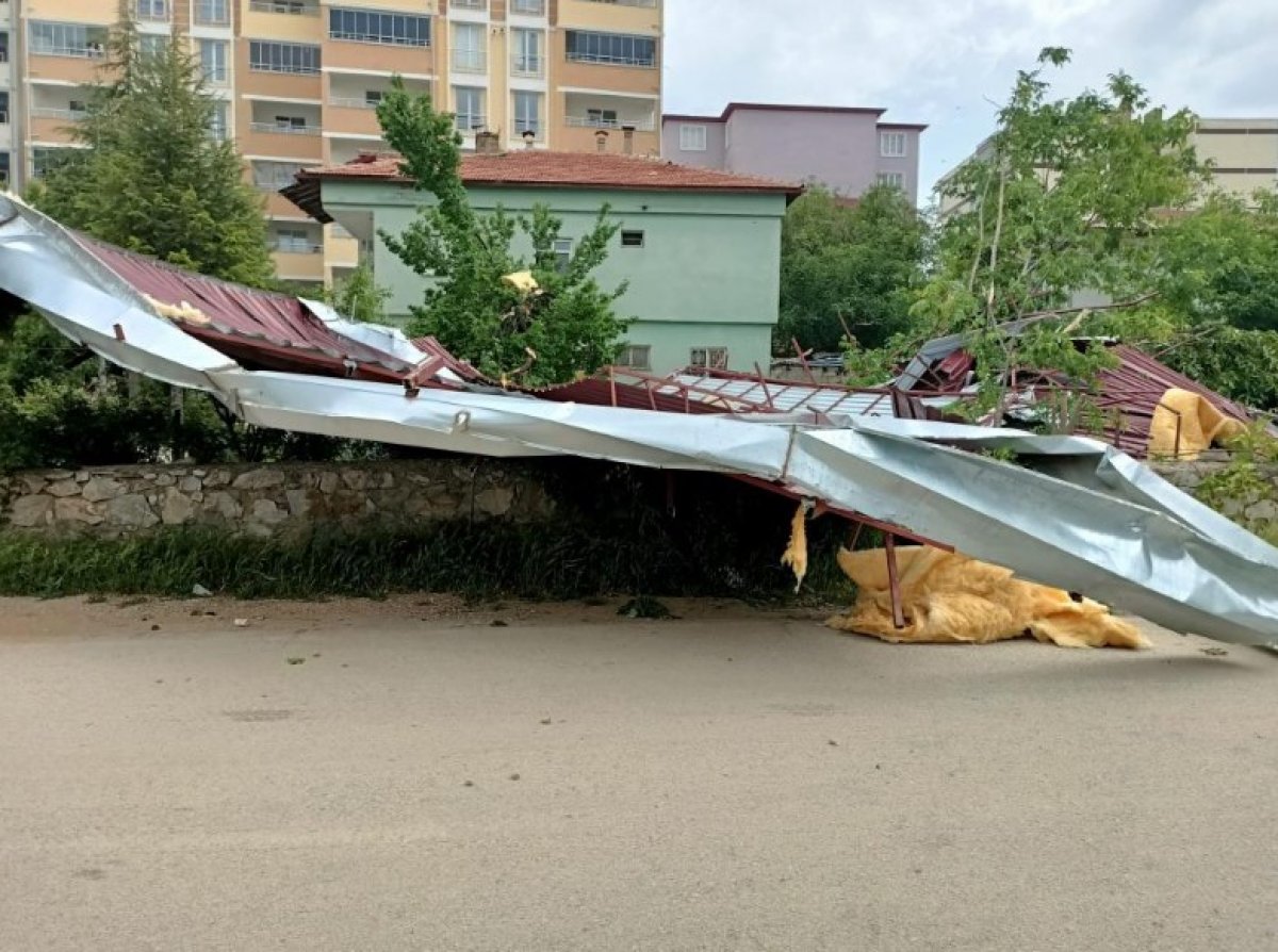 Kahramanmaraş ta şiddetli rüzgar bir binanın çatısını uçurdu #2