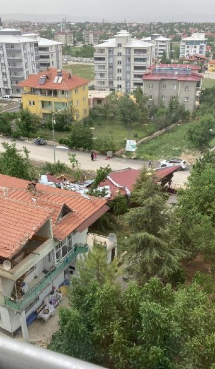 Kahramanmaraş ta şiddetli rüzgar bir binanın çatısını uçurdu #3