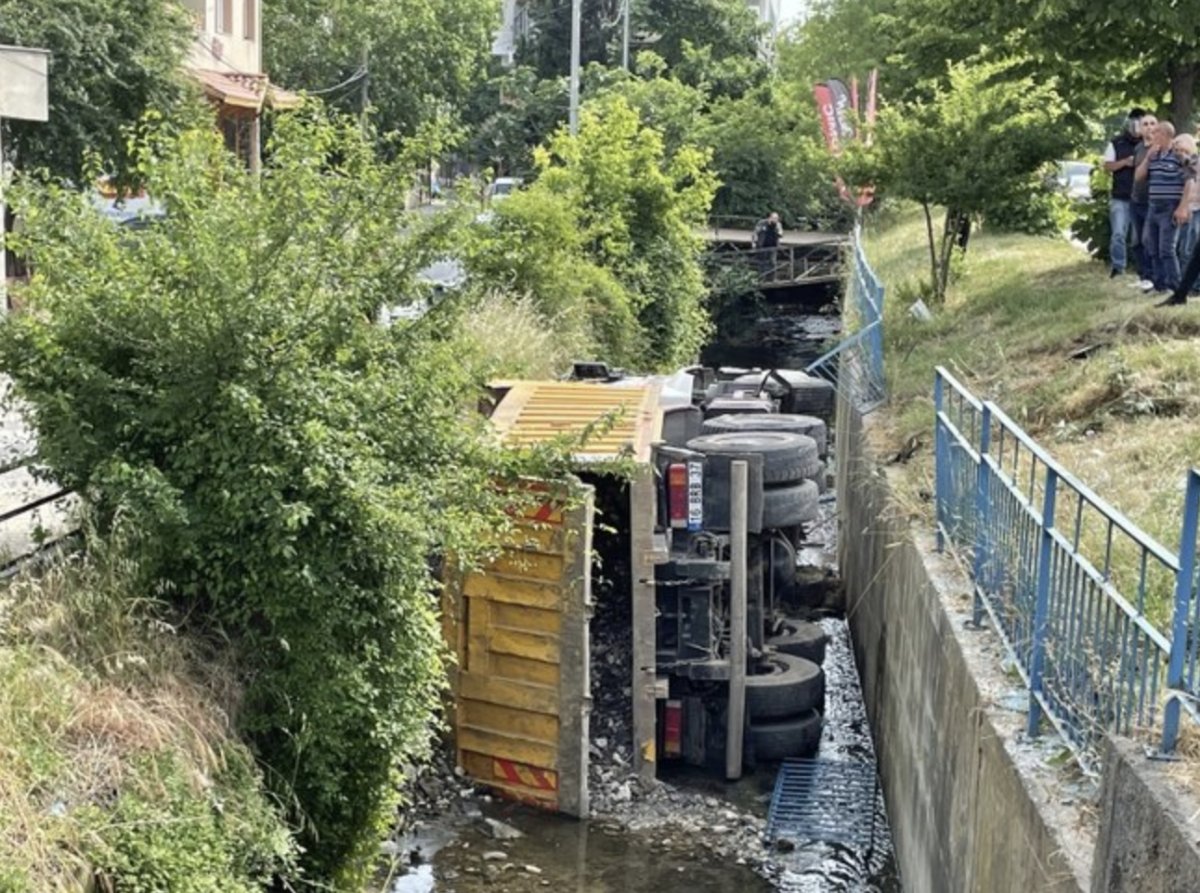 Beykoz da durağa çarpan kamyon, su kanalına devrildi #2