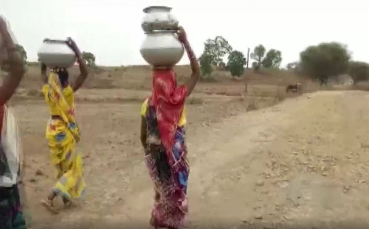 Hindistan’da su için hayatını riske atan kadın görüntülendi #1