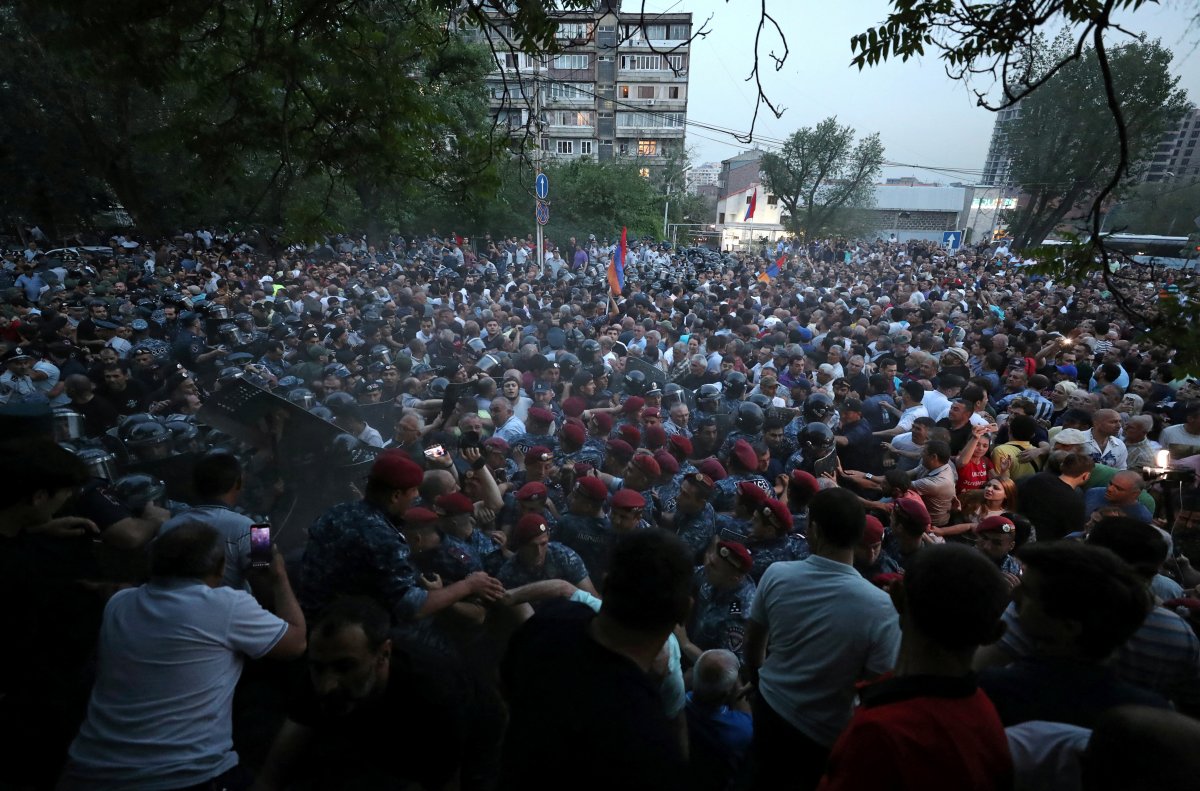 Ermenistan da Paşinyan karşıtı gösterilerde şiddet tırmanıyor #1