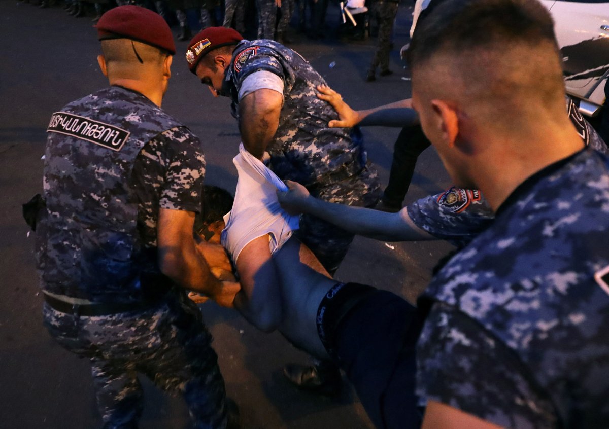 Ermenistan da Paşinyan karşıtı gösterilerde şiddet tırmanıyor #3
