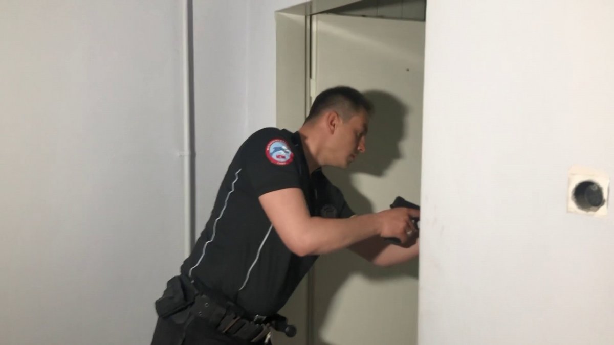 Erzurum’da ihbara giden polisi boynundan bıçakladı #5