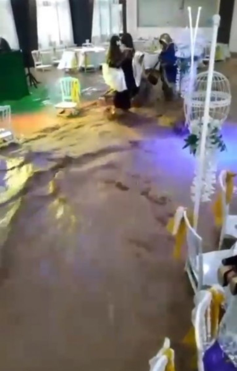 Burdur da düğün salonunu sel bastı #5