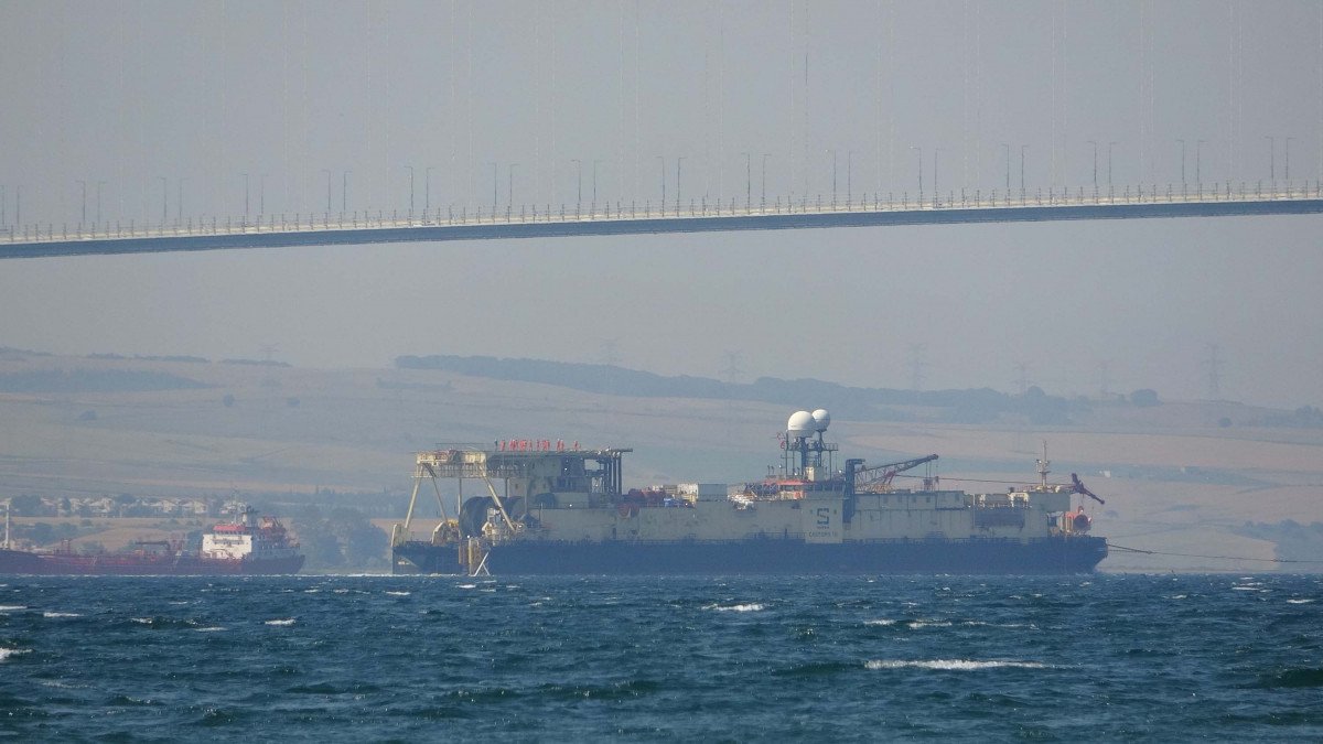 Karadeniz’de doğalgaz için boru serpecek gemi Çanakkale Boğazı’ndan geçti #10