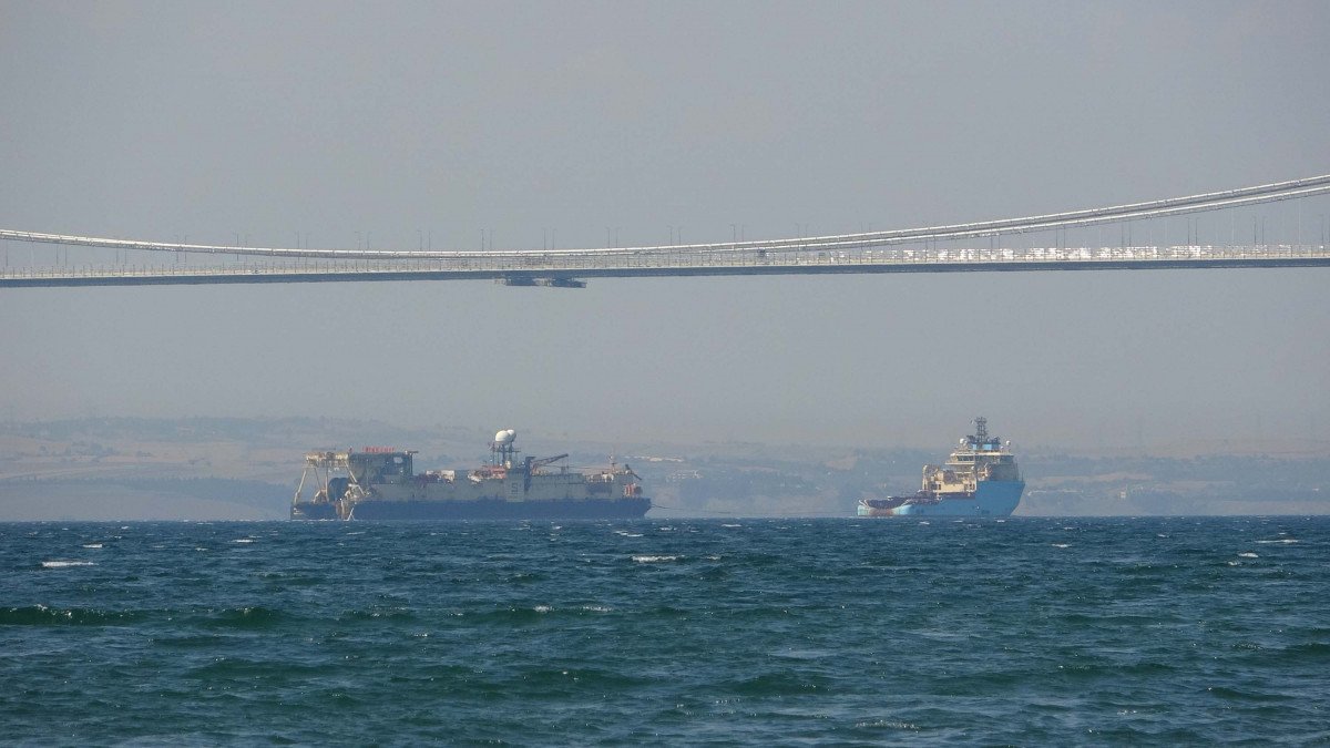 Karadeniz’de doğalgaz için boru serpecek gemi Çanakkale Boğazı’ndan geçti #8