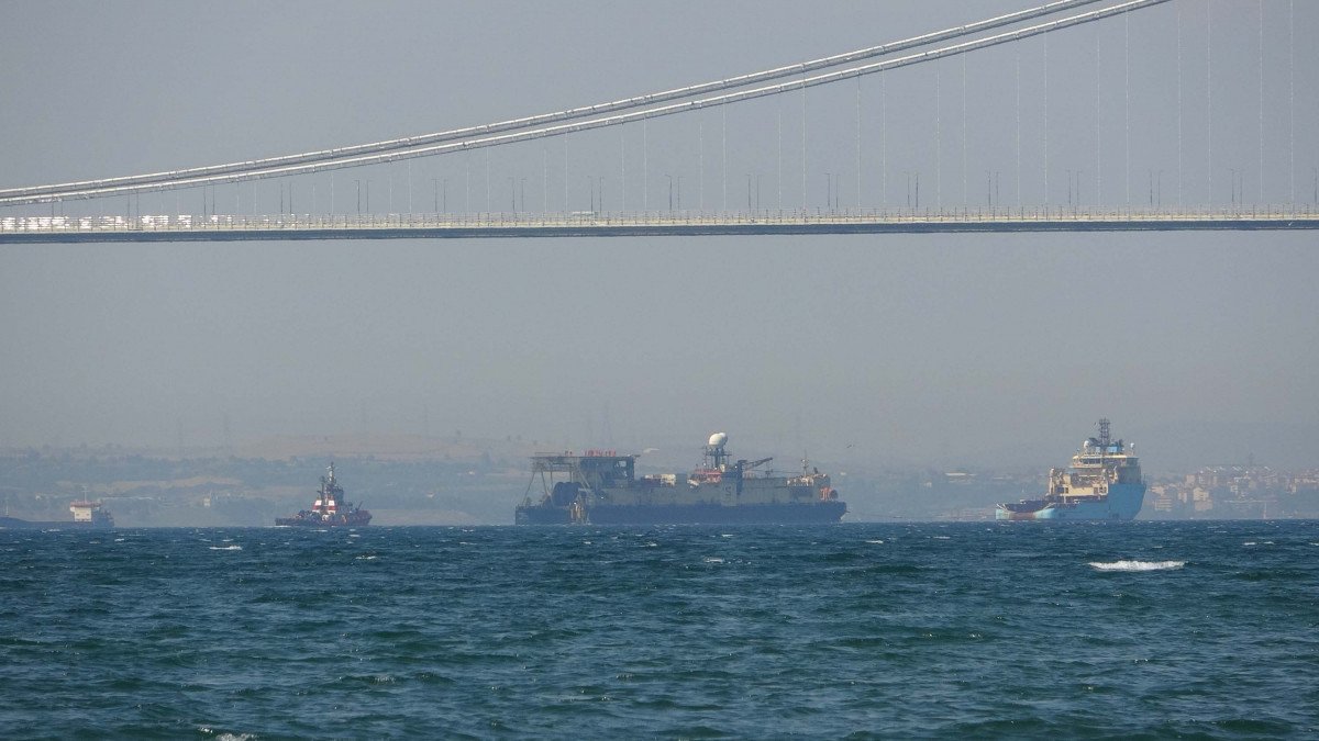 Karadeniz’de doğalgaz için boru serpecek gemi Çanakkale Boğazı’ndan geçti #6
