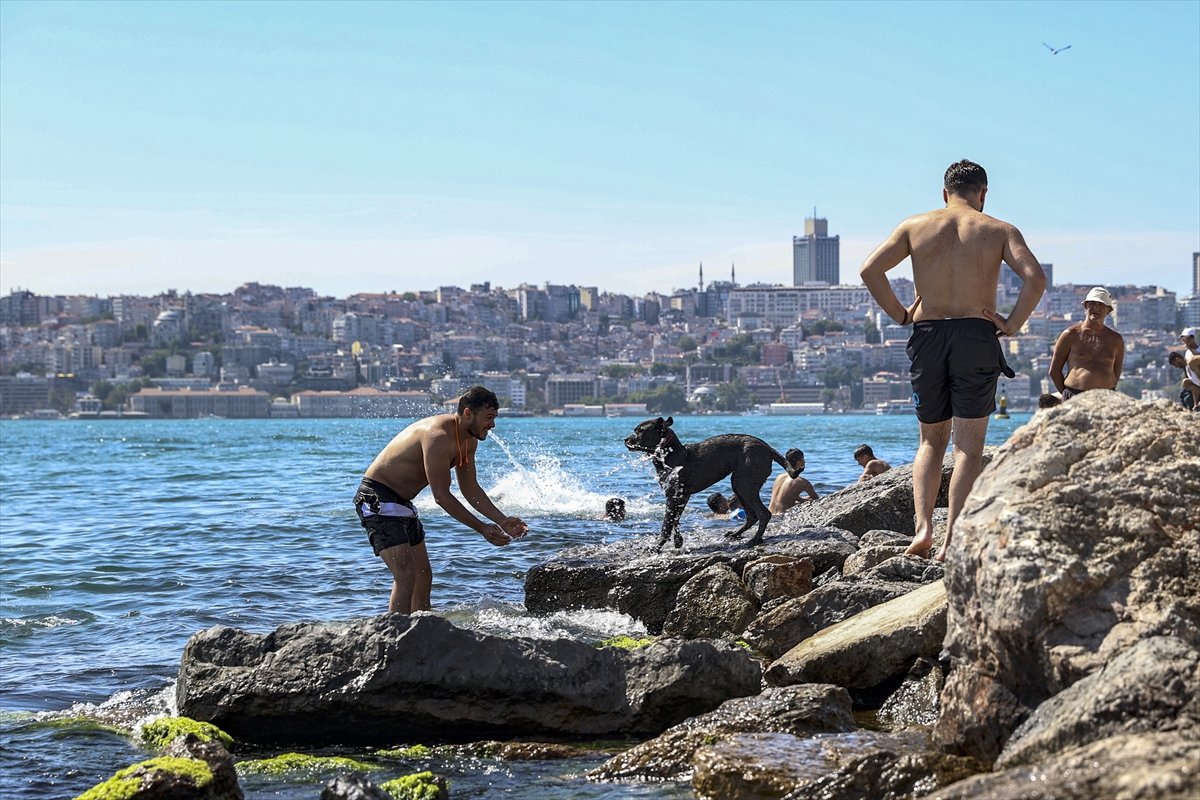 Sıcaktan bunalan İstanbullu Boğaz ın sularında serinledi #5