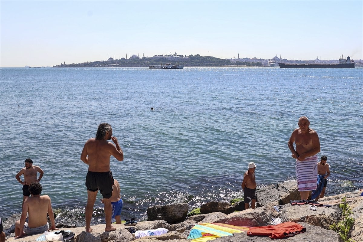 Sıcaktan bunalan İstanbullu Boğaz ın sularında serinledi #1