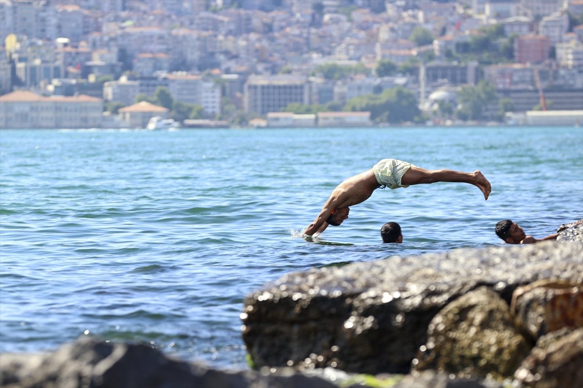 Sıcaktan bunalan İstanbullu Boğaz ın sularında serinledi #7