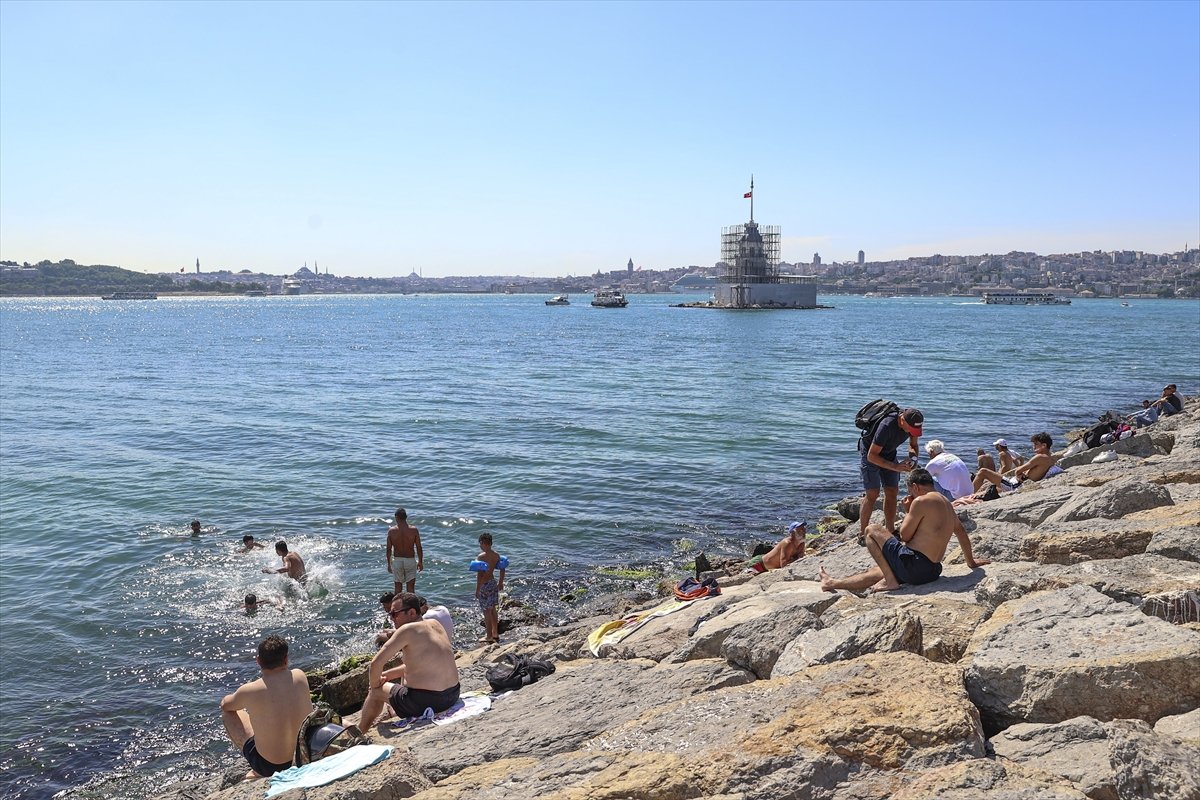 Sıcaktan bunalan İstanbullu Boğaz ın sularında serinledi #8