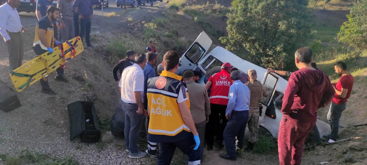 Siirt’te işçileri taşıyan minibüs uçuruma yuvarlandı #1