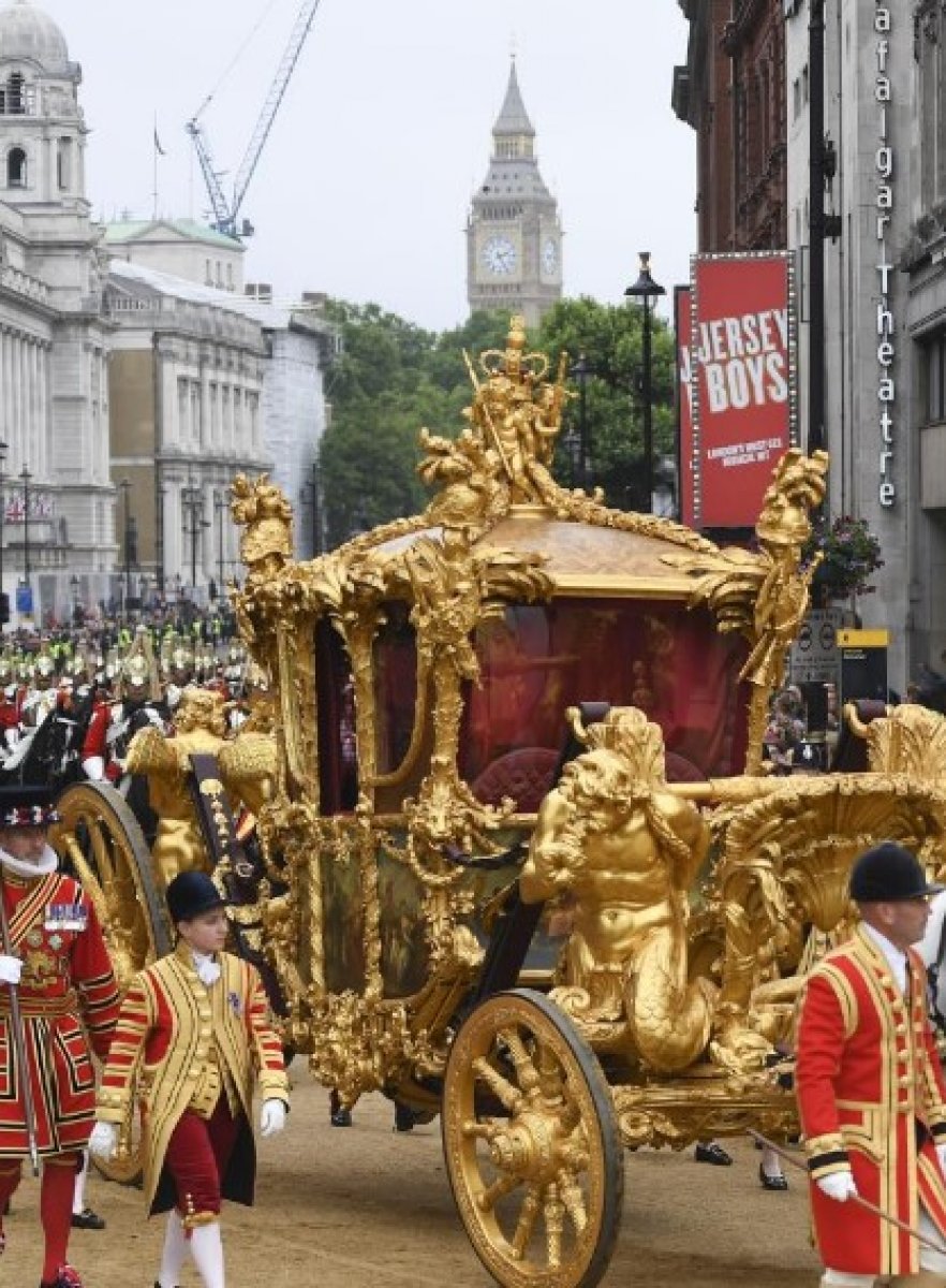 Queen  Elizabeth's hologram greeted the public #1