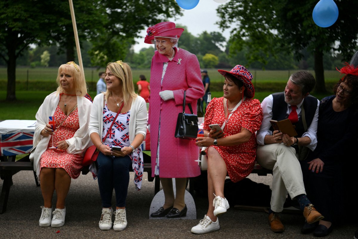 Queen  Elizabeth's hologram salutes the public #7