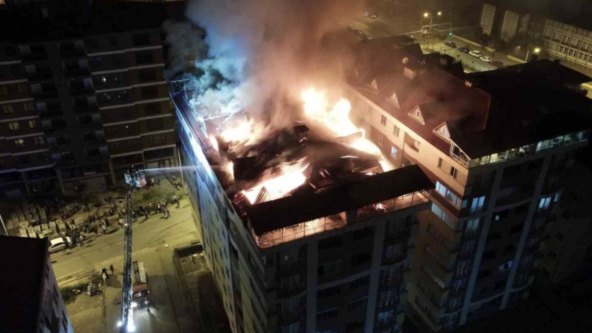 Rize'de binanın terasında yangın