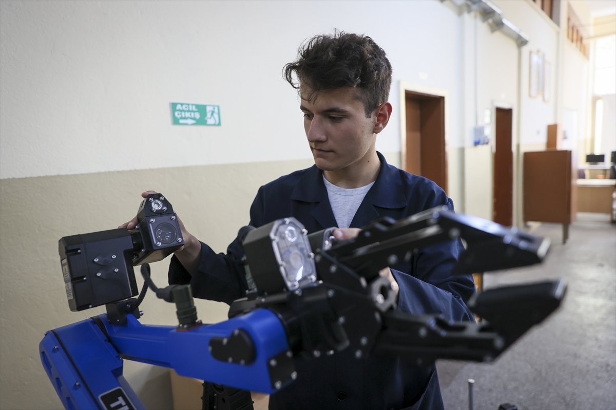 Ankara da meslek lisesi öğrencileri, Mehmetçik için robot parçası üretiyor #6