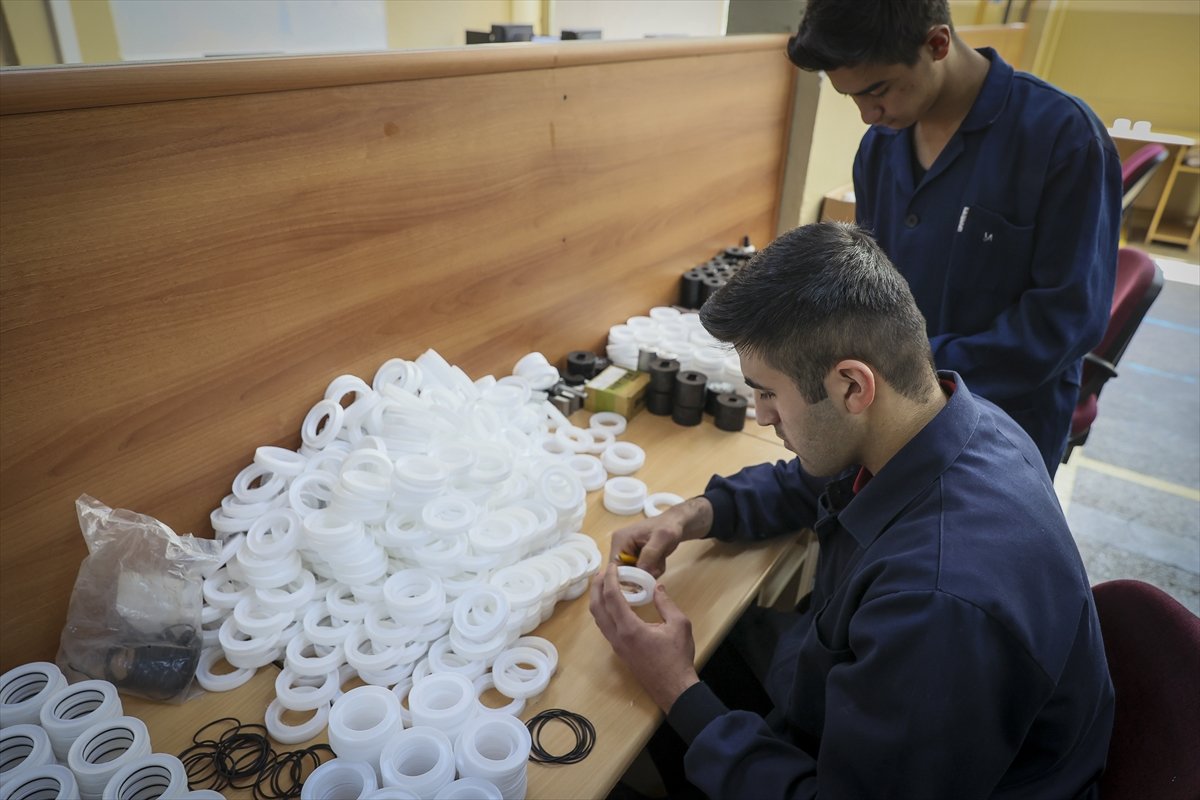 Ankara da meslek lisesi öğrencileri, Mehmetçik için robot parçası üretiyor #4