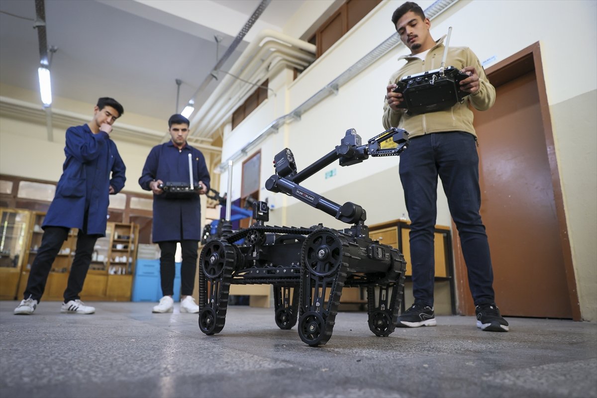 Ankara da meslek lisesi öğrencileri, Mehmetçik için robot parçası üretiyor #10