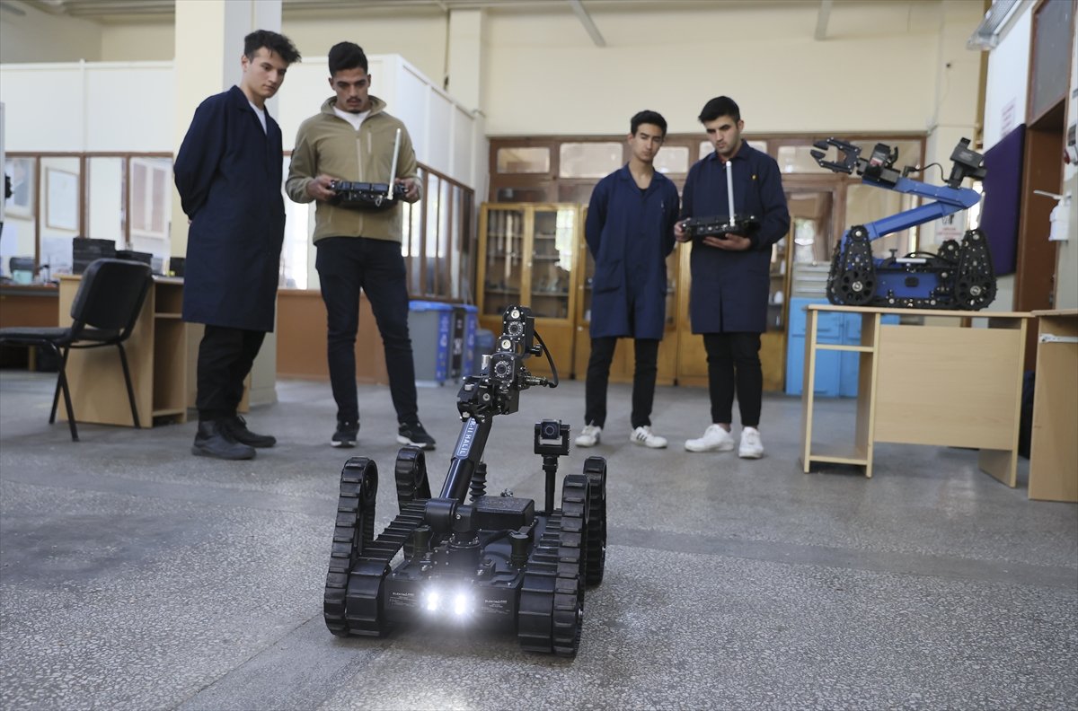 Ankara da meslek lisesi öğrencileri, Mehmetçik için robot parçası üretiyor #9