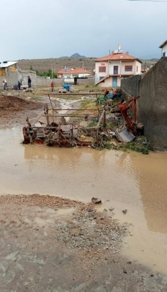 Kayseri de sağanak yağış hayatı olumsuz etkiledi #1