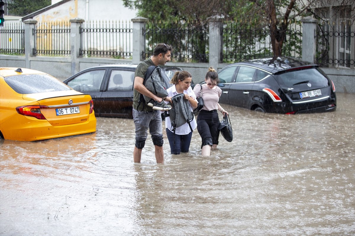 Ankara da aracından bardakla su boşaltan sürücü konuştu #1