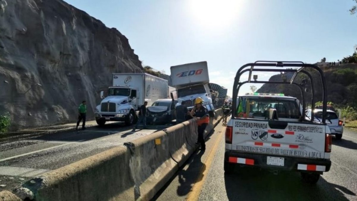 Truck with burst brake hit 8 vehicles in Mexico: 4 dead