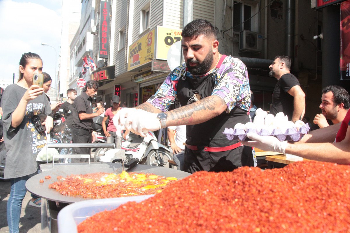 Adana’da tost yeme yarışmasında bayıldı #1