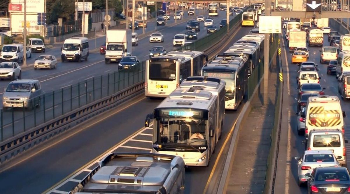 İstanbul da arıza yapan metrobüs yoğunluğa neden oldu #3