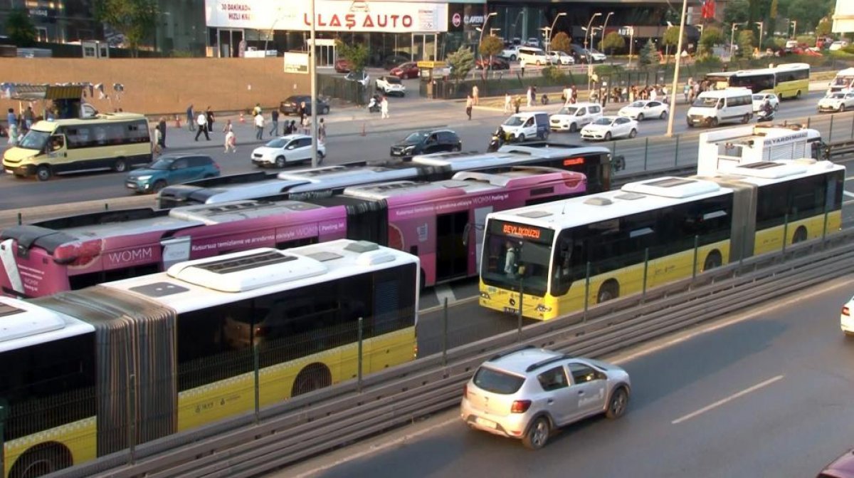 İstanbul da arıza yapan metrobüs yoğunluğa neden oldu #2