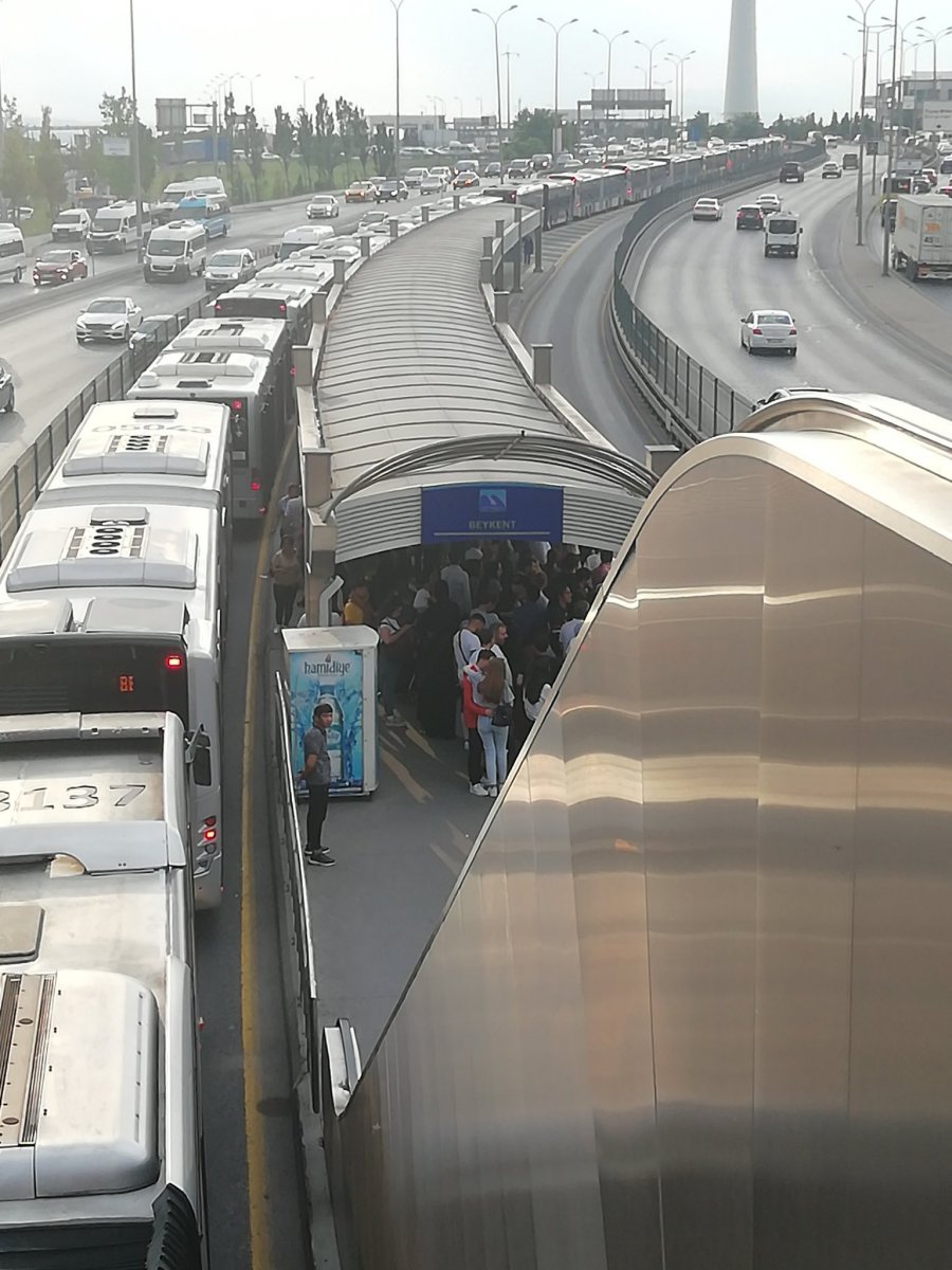 İstanbul da arıza yapan metrobüs yoğunluğa neden oldu #1