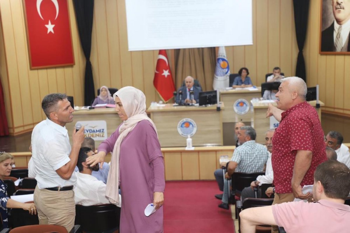 Mersin de Akdeniz Belediye Meclisi nde  İstiklal Marşı  ve  Öcalan  gerginliği #3