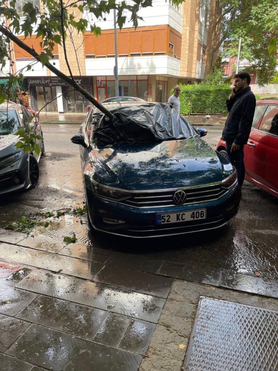 Ankara’da sağanak yağış ve fırtına hayatı felç etti #9