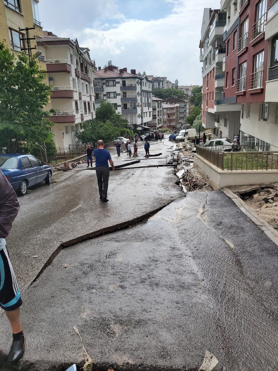 Ankara’da sağanak yağış ve fırtına hayatı felç etti #4