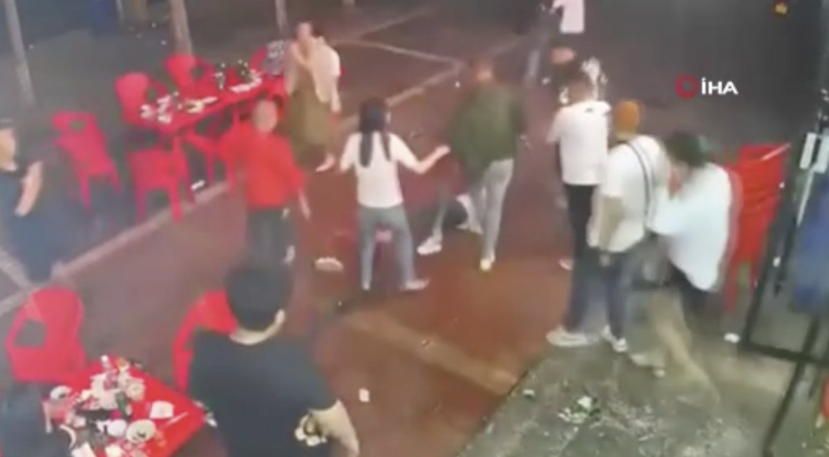 In China, 9 people kicked and slapped 3 women sitting in a restaurant #1