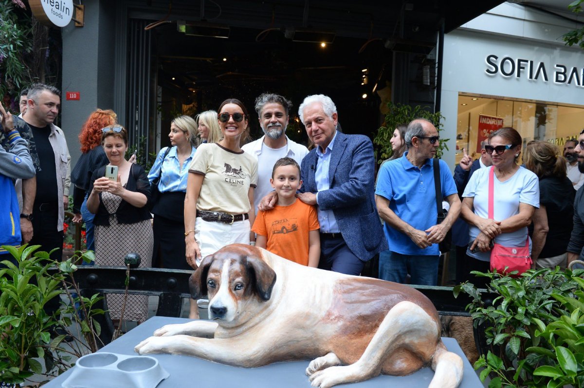 CHP li Şişli Belediyesi sokak köpeğinin heykelini dikti #1