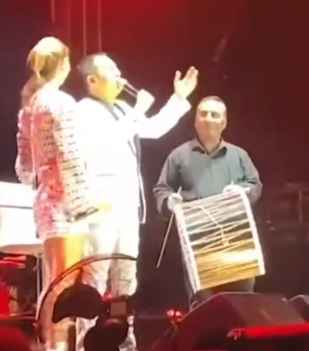 Serdar Ortaç, konser sırasında sahnede düştü #2