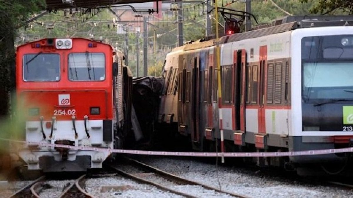 İspanya da yolcu treniyle lokomotif çarpıştı: 22 yaralı #1