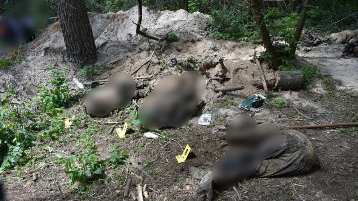 Mass grave in Ukraine: 7 bodies found
