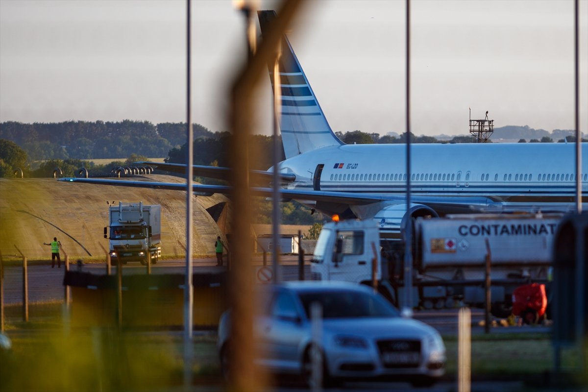 The plane that will take the refugees to Rwanda is stopped in the UK #4